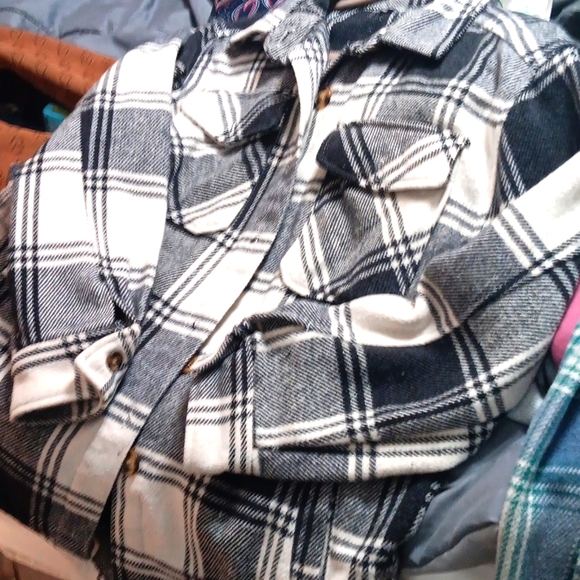 Shacket small - Picture 2 of 2